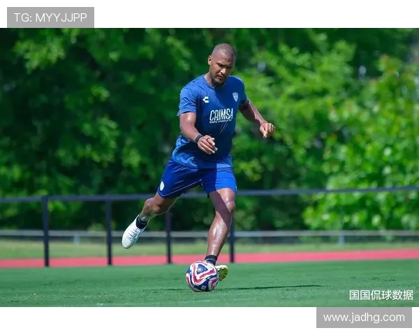 荒诞！世俱杯中断两小时，球员骑单车热身引球迷质疑：世界杯要变健身房？(1)